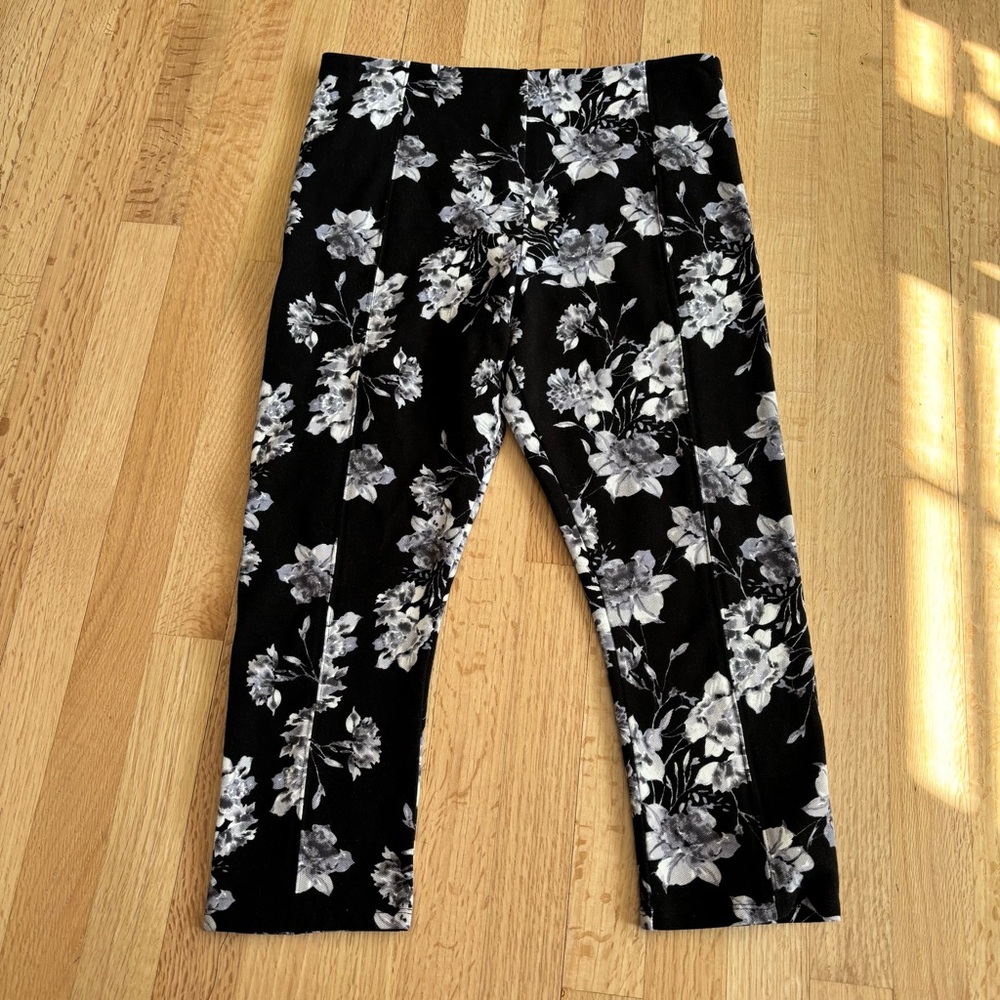 LYSSÉ Floral Black and White Stretch Casual Capris